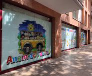 Façana del local amb el rètol d'Anem de Festa i l'autobús dibuixat